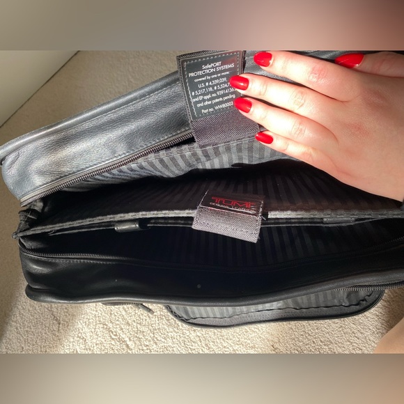 Tumi Classic Black Leather Briefcase/ Carry On Travel Bag - Picture 5 of 12